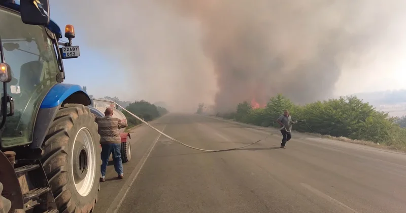 Köylülerden traktör ve su tankerleriyle sırayla yangın nöbeti