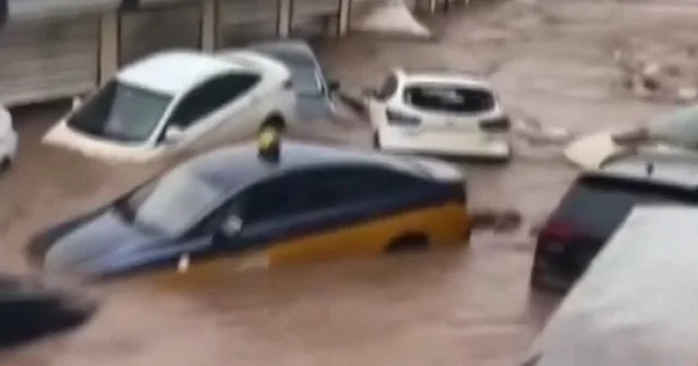 Çin in başkenti Pekin de sel faciası 30 can aldı: On binlerce insan yerinden oldu VİDEO İZLE