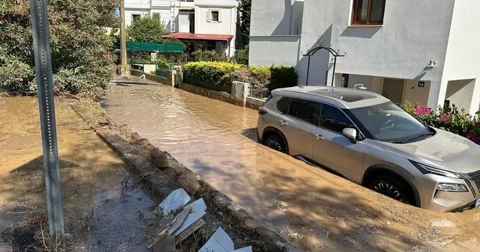 Bodrum da ana su isale hattı patladı! Yol çöktü, evlerin bahçelerini su bastı