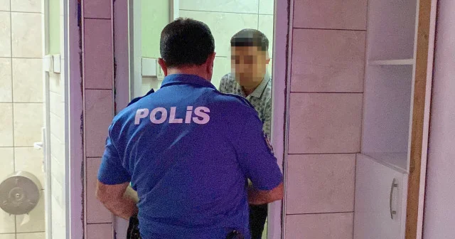 Telefondan rahatsız ettiği kadının ailesine yakalanan şahıs korkudan kendini tuvalete kilitledi VİDEO İZLE