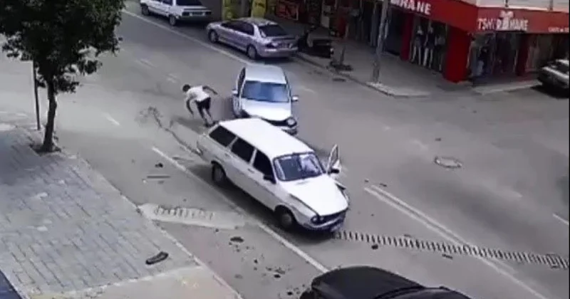 Kaza sırasında kapısı açılan otomobilden düştü
