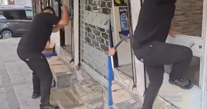 Bağcılar da film gibi olay: Çalınan 100 bin TL lik telefonunu sinyalinden buldu, camları kırıp dükkana girdi!