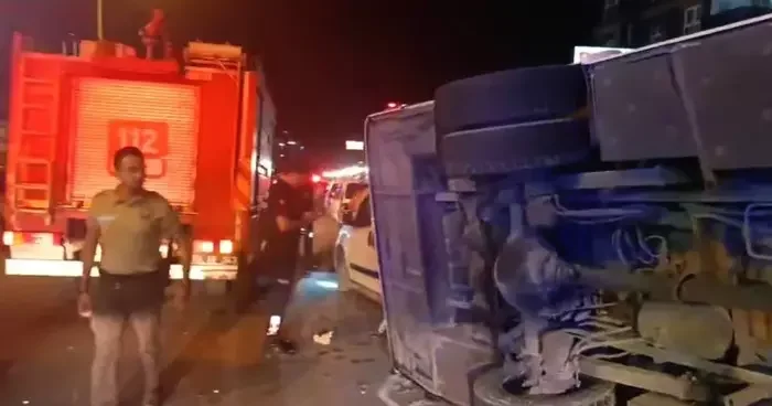 Kuşadası’nda tur midibüsü devrildi