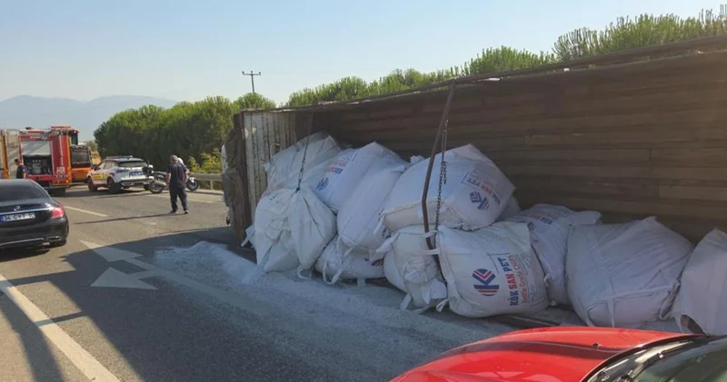 Plastik hammadde yüklü kamyon devrildi: Ortalık savaş alanına döndü