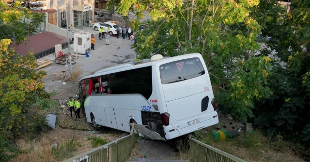 Maltepe de köprülü kavşaktan şarampole düşen otobüsteki 8 kişi yaralandı VİDEO İZLE