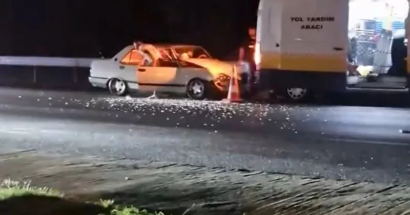 Küçükçekmece de otomobil, yol bakım aracına çarptı: 1 i ağır 5 yaralı