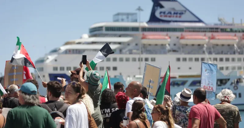 Giritliler, İsrailli yolcuları protestoyla karşıladı