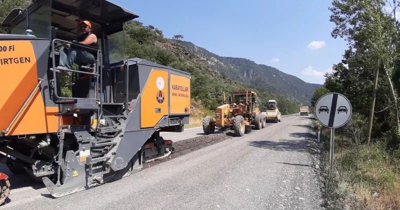 Karayolları nın sıcak havaya rağmen asfalt mesaisi