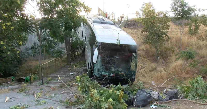 İşçileri taşıyan servis otobüsü şarampole yuvarlandı: 8 yaralı