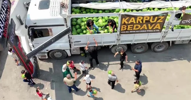 Hatay daki hayırsever esnaf 20 ton karpuzu vatandaşa dağıttı: İnsanların bu kadar mutlu olacağını tahmin etmezdim VİDEO İZLE