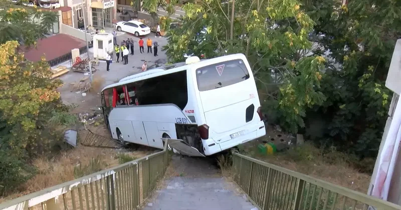 Maltepe de servis otobüsü şarampole uçtu