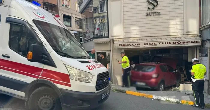 Giresun’da otomobil dükkana girdi: 1 yaralı