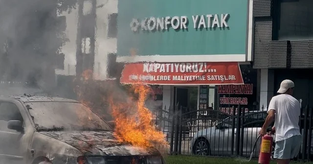 Sürücünün otomobilindeki yangına müdahalesi kamerada Samsun Haberleri