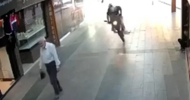 Bursa da ön tekeri rögara girip takla atan motosiklet yayaya çarptı VİDEO İZLE