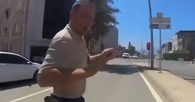 Yayadan kendisine çarpan motosikletliye karşı takdirlik olgun tavır VİDEO İZLE