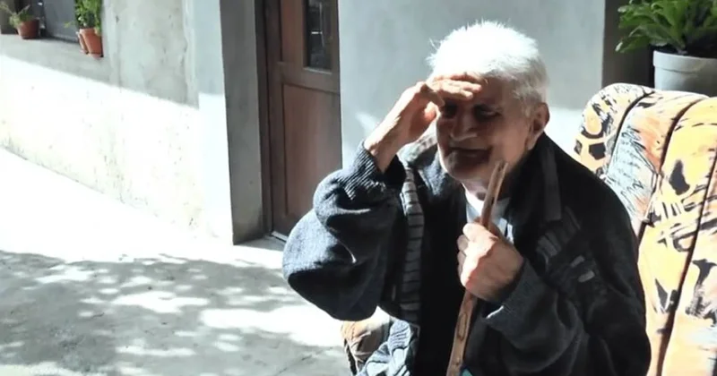 30 yıl kayboldu, aynı kıyafetlerle evine döndü: Onu getirenler hızla uzaklaştı Sözcü Gazetesi