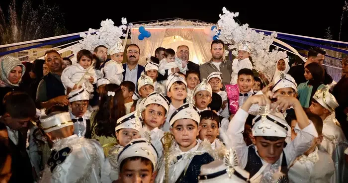 Şanlıurfa Büyükşehir Belediyesi yetim ve ihtiyaç sahibi çocuklar için toplu sünnet töreni düzenledi