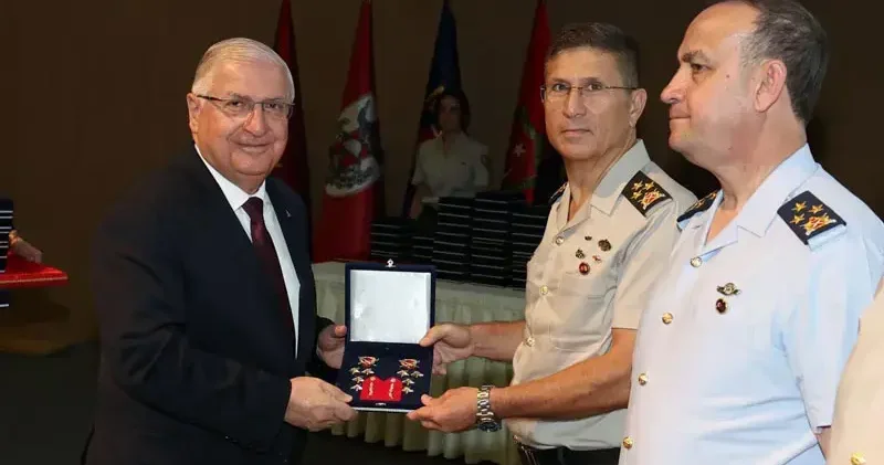 Bakan Güler, üst rütbeye terfi eden personel için düzenlenen törene katıldı