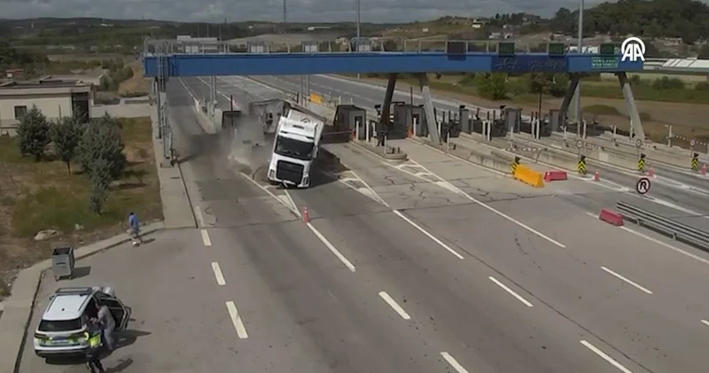 Gişelerde TIR ın devrilme anı kamerada: 5 kişi yaralandı