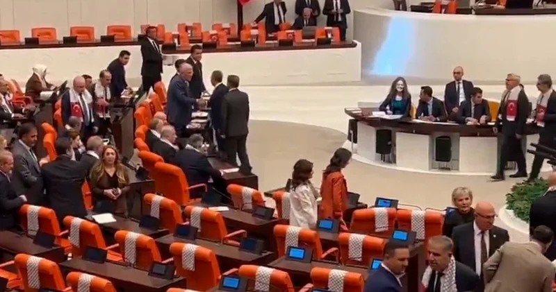 Özgür Özel Filistin atkısını taktı! TBMM de tüm gruplar ile tokalaştı