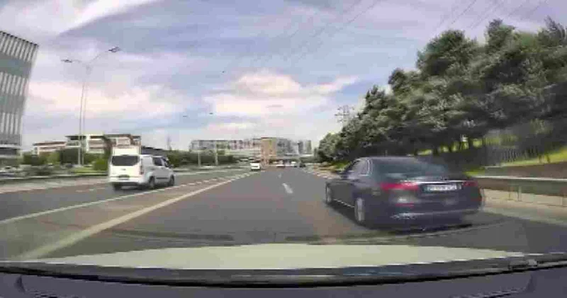 İki sürücü trafikte tartıştı: O anlar kamerada