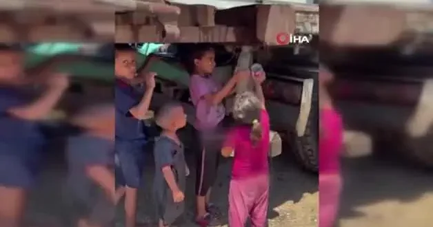Gazzeli çocukların kirli suyu kaplarına doldurdukları o anlar yürekleri yaktı