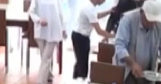 Lokanta sahibi boğazına yemek kaçan adamı Heimlich manevrasıyla kurtardı VİDEO İZLE