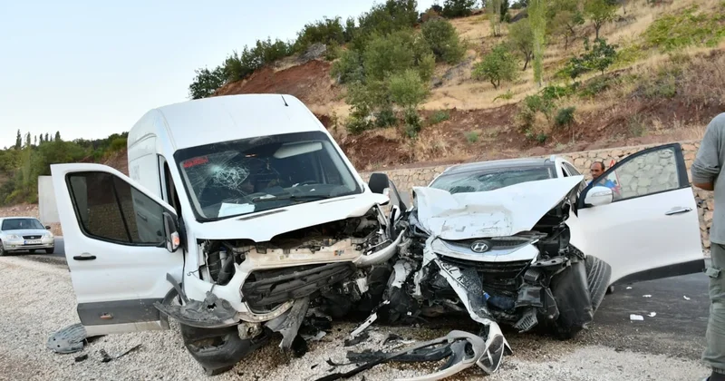 Otomobille minibüs birbirine girdi: 5 yaralı Sözcü Gazetesi