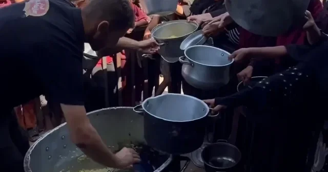 İsrail ambargosu altındaki Gazze de Filistinli siviller için sıcak yemek dağıtıldı VİDEO İZLE