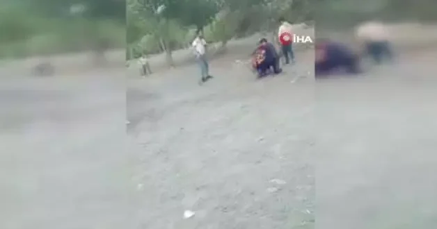 Şüpheliyi yakalayan polislere taşla saldırdılar, o anlar kamerada