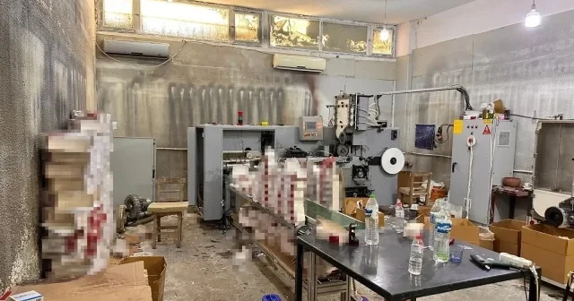 Polis attığı baskınla gözlerine inanamadı: Kağıt bardak üretmek için tuttuğu atölyeyi makaron fabrikasına çevirmiş VİDEO İZLE