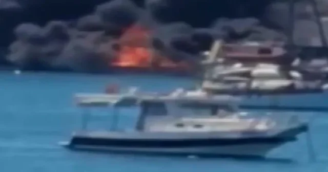 Urla da tekne alev topuna döndü: Siyah dumanlar gökyüzünü kapladı VİDEO İZLE