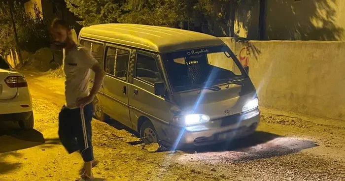 Araç, alt yapı çukurunda mahsur kaldı
