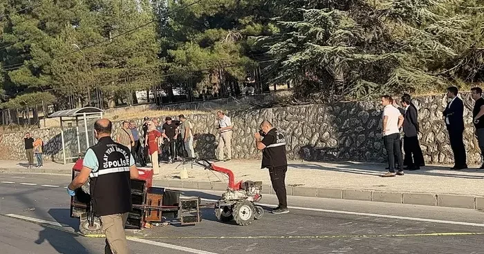 Burdur da tarım aracı ile 2 otomobilin karıştığı kazada 1 kişi hayatını kaybetti