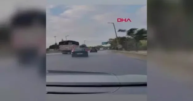 Dikkatsizlik pahalıya patladı! Şerit değiştiren araç bariyerlere tosladı