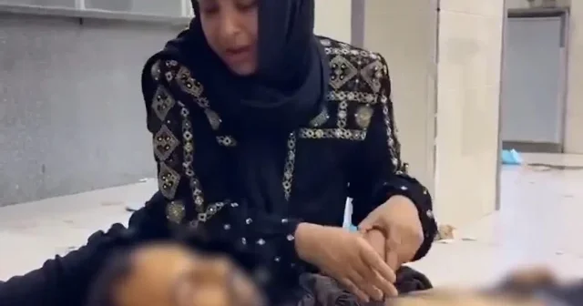 İşgalci İsrail ailesi için yemek arayan Gazzeli adamı şehit etti: Eşinin vedası yürekleri burktu VİDEO İZLE