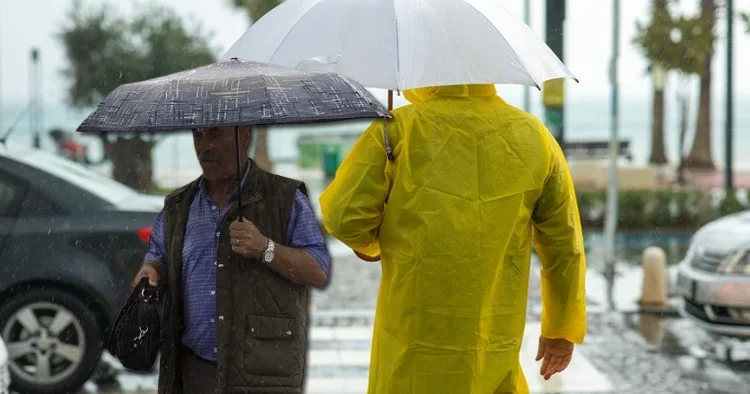 Hafta sonu itibarıyla gök gürültülü sağanak yağış geliyor! Meteoroloji il il açıkladı