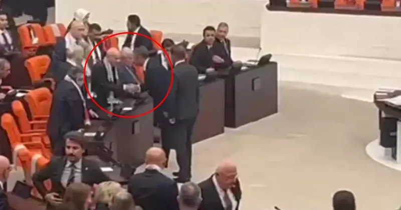 Meclis teki oturuma damga vuran anlar: Bahçeli ve Özel böyle tokalaştı