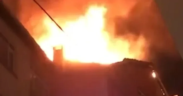 Beyoğlu nda 5 katlı binanın çatı katında yangın VİDEO İZLE