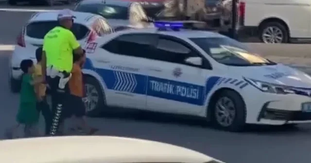 Trafik polisinden örnek davranış VİDEO İZLE
