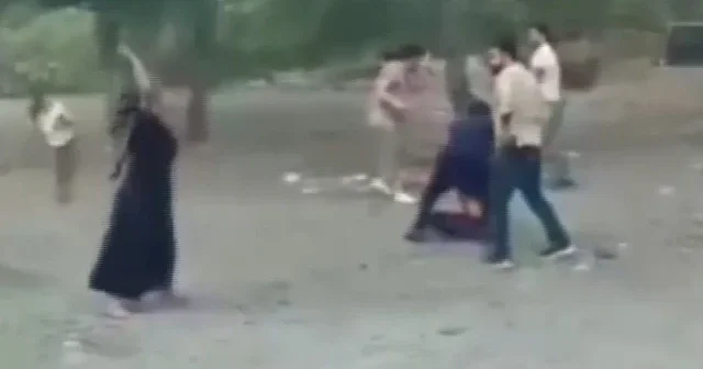 Hapis cezasıyla aranan şahsı yakalayan polislere taşla saldırdılar VİDEO İZLE