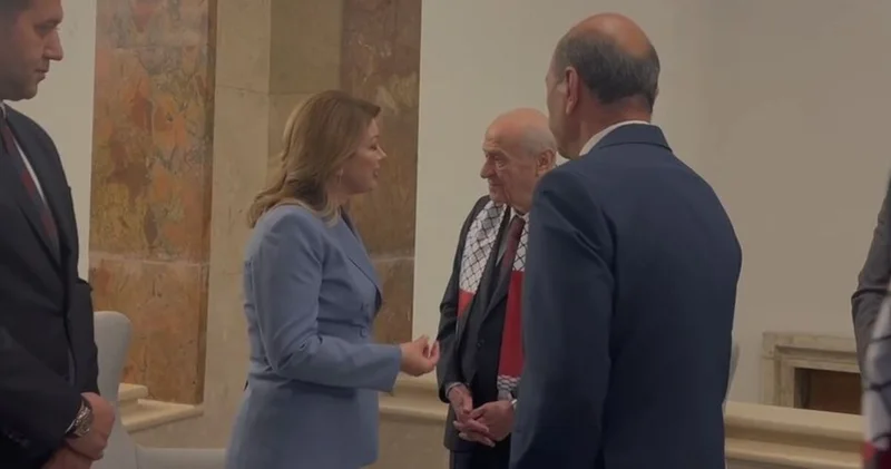 MHP Lideri Bahçeli, Ahmet Davutoğlu ve CHP Osmaniye Milletvekili Asu Kaya ile tokalaştı