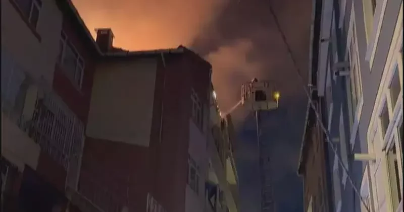 Beyoğlu’nda dairede çıkan yangında tüpün patlaması kamerada