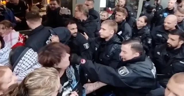Berlin’de Filistin destekçilerine sert müdahale: Alman polisi kadın göstericiye yumruk attı VİDEO İZLE