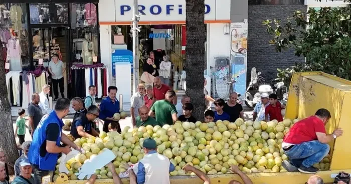 Vatandaşlara 5 ton yerli kavun ücretsiz dağıtıldı
