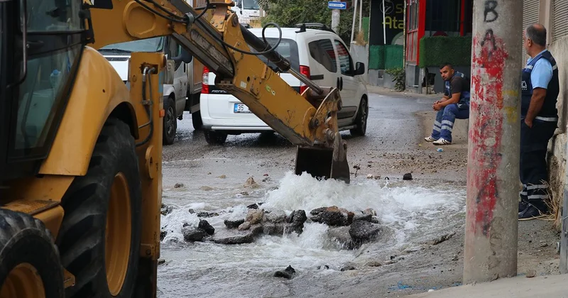 İzmir de tonlarca su boşa aktı, mahalleli isyan etti