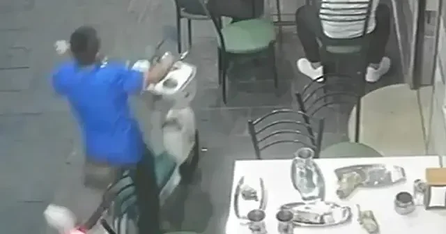 Elektrikli bisiklet lokantaya böyle girdi: O anlar kamerada VİDEO İZLE