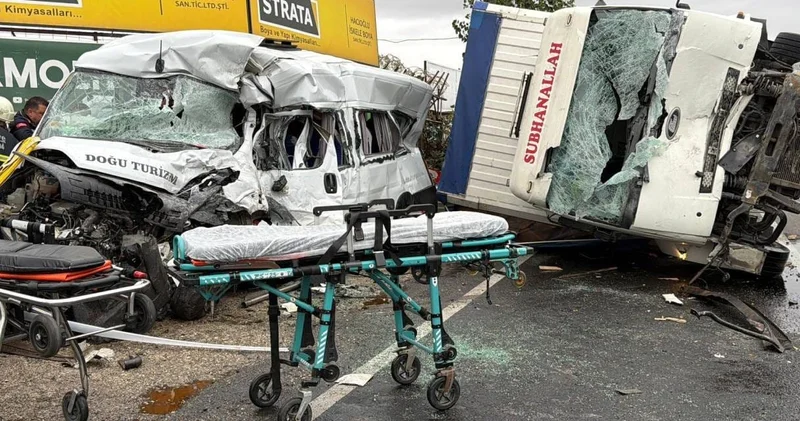 Tekirdağ da feci kaza! Kamyon ile işçileri taşıyan servis çarpıştı: 3 ölü