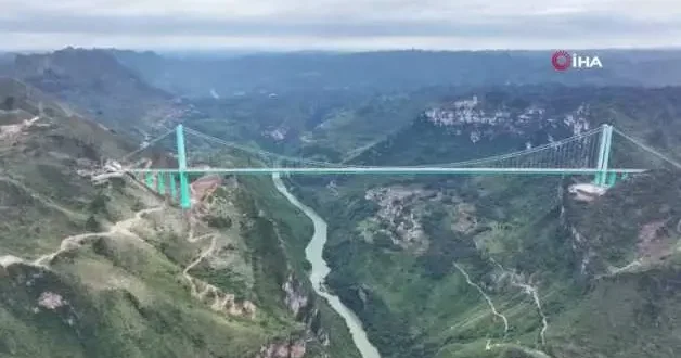 Çin’de inşa edilen dünyanın en yüksek köprüsü trafiğe açıldı