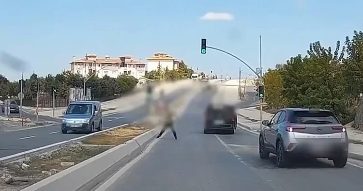 Görüntüler sonrası ekipler harekete geçti... Tartıştığı sürücüye taşla saldıran maganda yakalandı